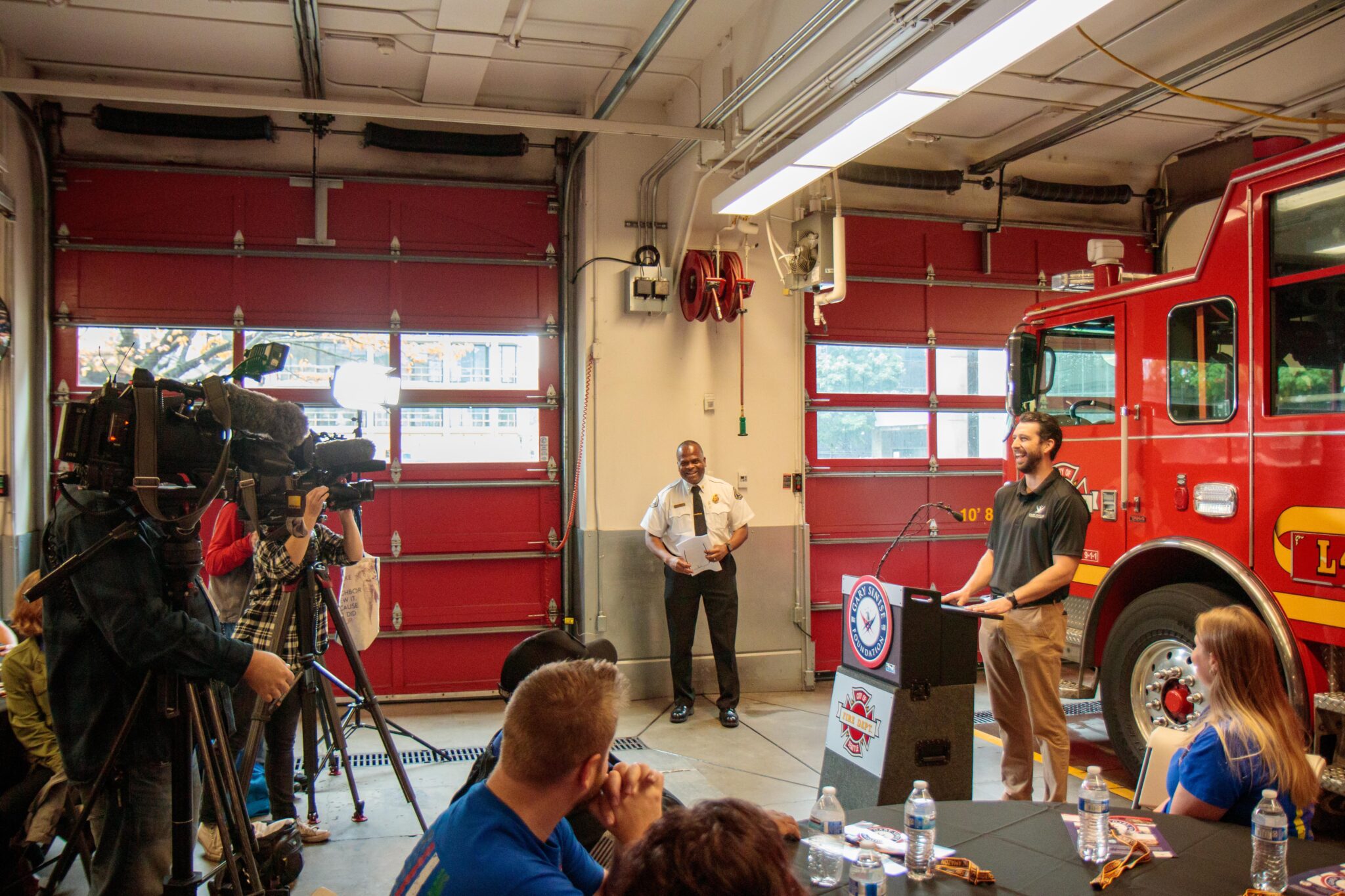 亚马逊和加里·西尼斯基金会向西雅图消防局授予15万美元的拨款 - 消防线